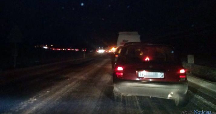 Tráfico retenido en la N-122, cerca de Aldealpozo, a las 11.30 horas. / SN