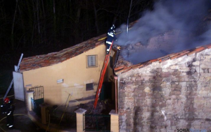 Las labores de extinción del fuego, que calcinaba la vivienda. / SN