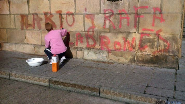 Labores de limpieza del grafiti.