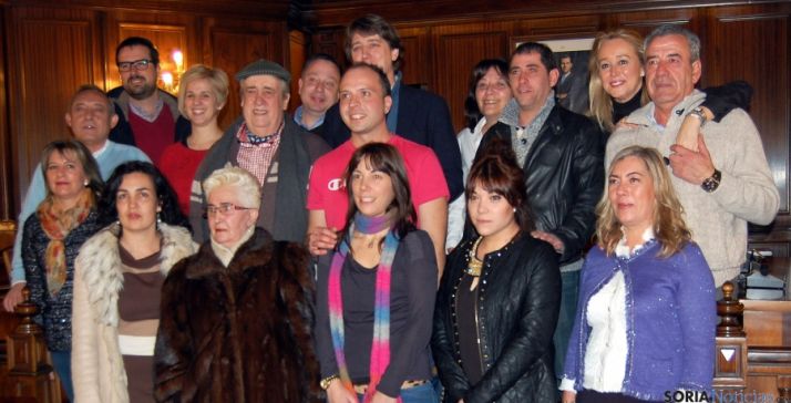 Los jurados con los miembros de la Comisión de Festejos. / Ayto