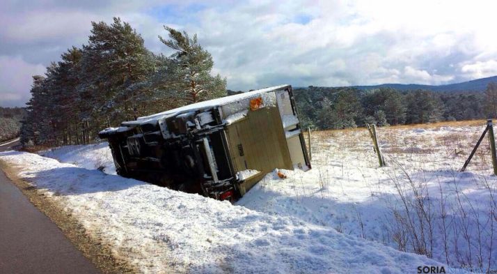 El vehículo, recostado en la cuneta tras el accidente. / SN