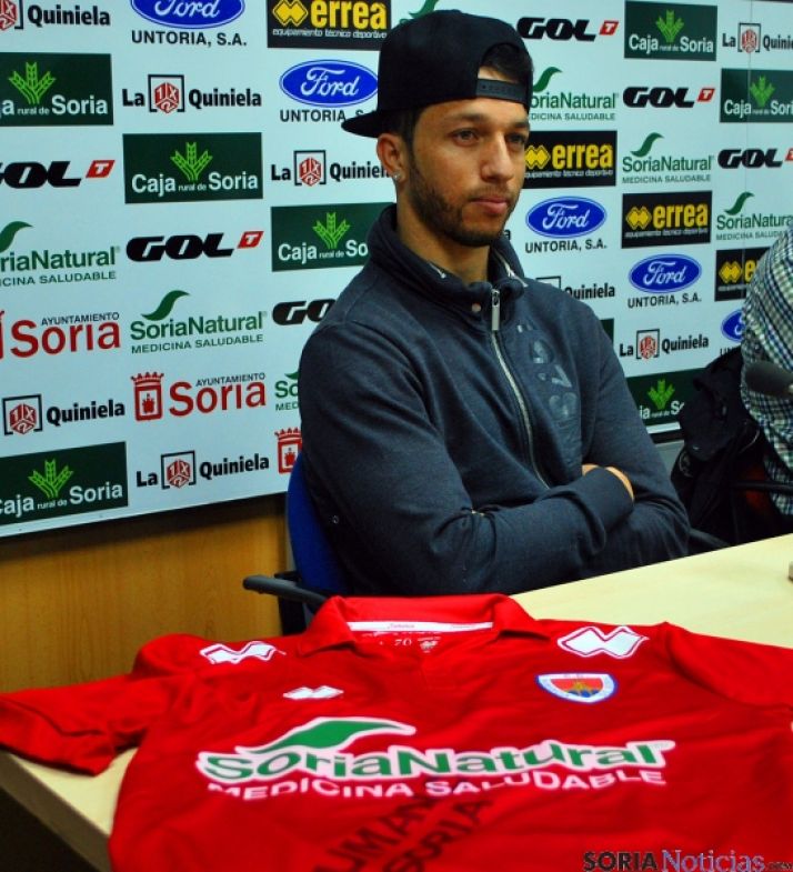 Cicinho, este jueves ante la prensa soriana. / SN