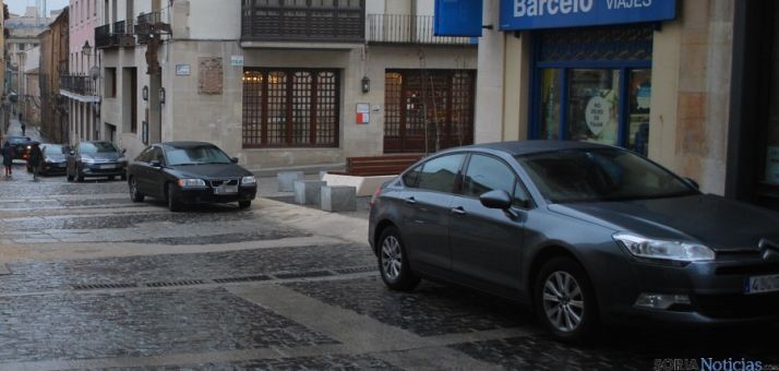 Algunos de los vehículos aparcados frente al Machado y en la plaza del Vergel. / SN