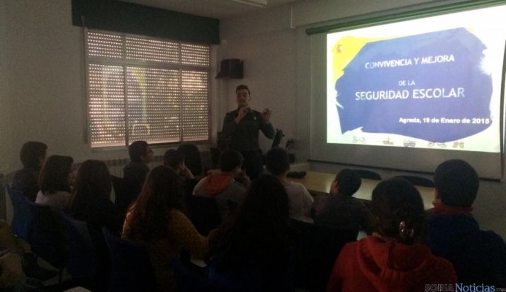 Un agente imparte una charla a los estudiantes. 