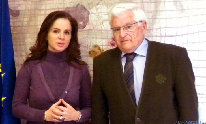 El doctor Ruiz Liso con la consejera Silvia Clemente este martes. / Jta.