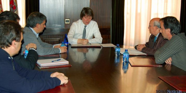 Mínguez, con representantes de los vecinos. / Ayto