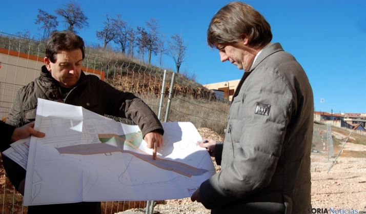 El alcalde, a la derecha, supervisando las obras este lunes. / Ayto.