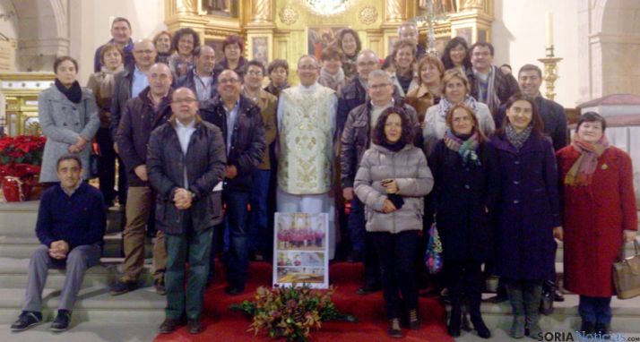 Los quintos salientes (dcha.) con los entrantes de este 2015. / SN