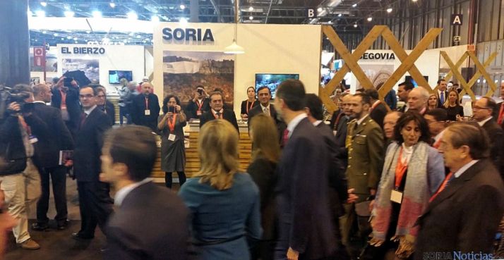 Sus Majestades, en primer término, junto al stand de Soria en FITUR. 
