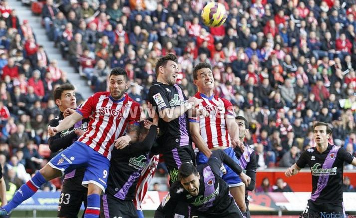 Enrich, muy combativo, trata de cabecear en el área rojiblanca asediado por contrarios. / LFP