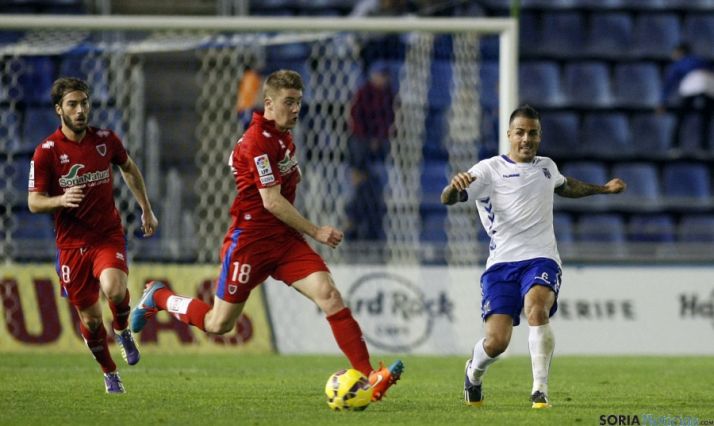 Vicente reconduce el balón en presencia de Palanca y un jugador local.