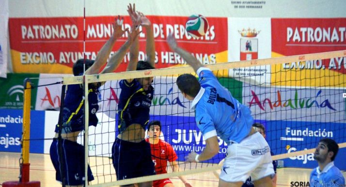 Bouza intenta un remate ante la pantalla de dos sevillanos. / RFEVB