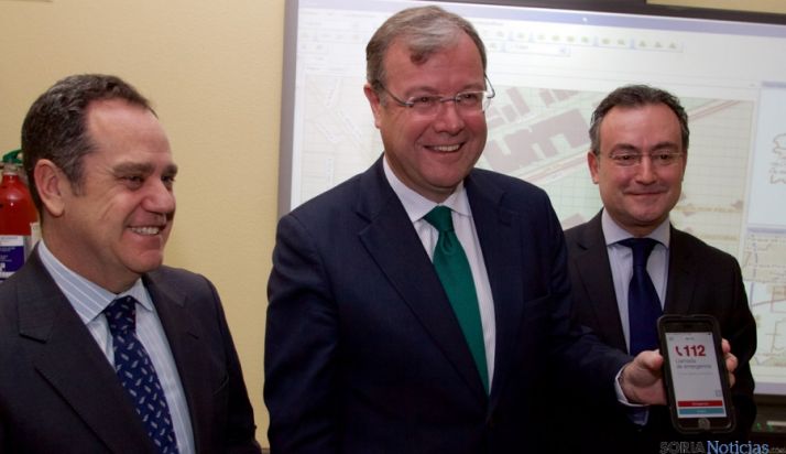 Antonio Silván (ctro.), muestra la nueva aplicación del 112. / Jta.