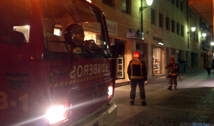Los bomberos en la calle Teatinos. / SN
