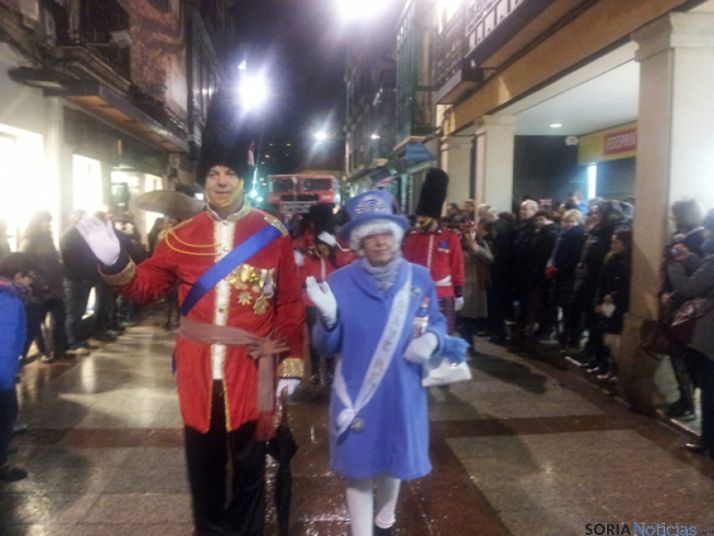 La lluvia no desluce el desfile del Sábado de Carnaval