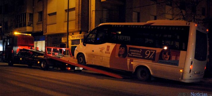 Uno de los autobuses urbanos remolcado el pasado 17 de enero. / SN