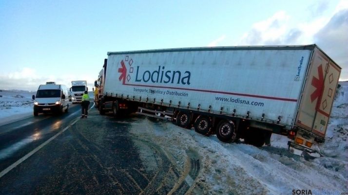 Un vehículo articulado con problemas esta mañana en la N-122. / SN