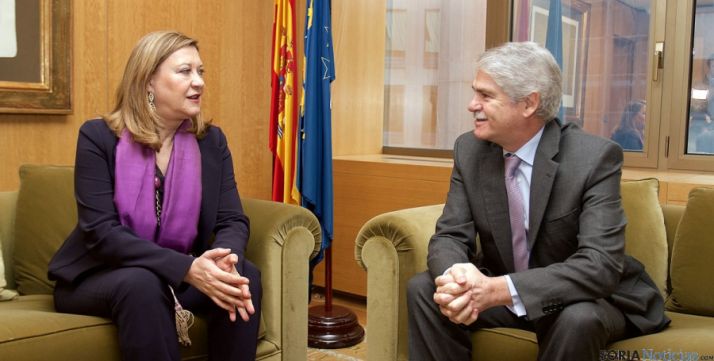 La consejera Pilar del Olmo y el embajador español en la UE Alfonso Mª Dastis.  
