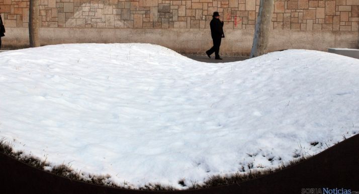 El paseo del Espolón, despejado  en el margen contrario a la Dehesa. / SN