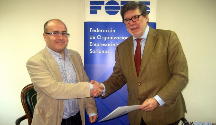 Aparicio (dcha.) y Jiménez tras firmar el convenio.