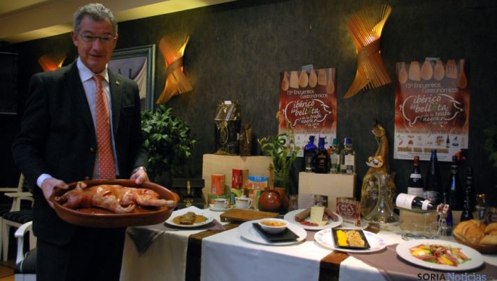 Tomás de Francisco, con el menú de los XV Encuentros del Ibérico del Fogón