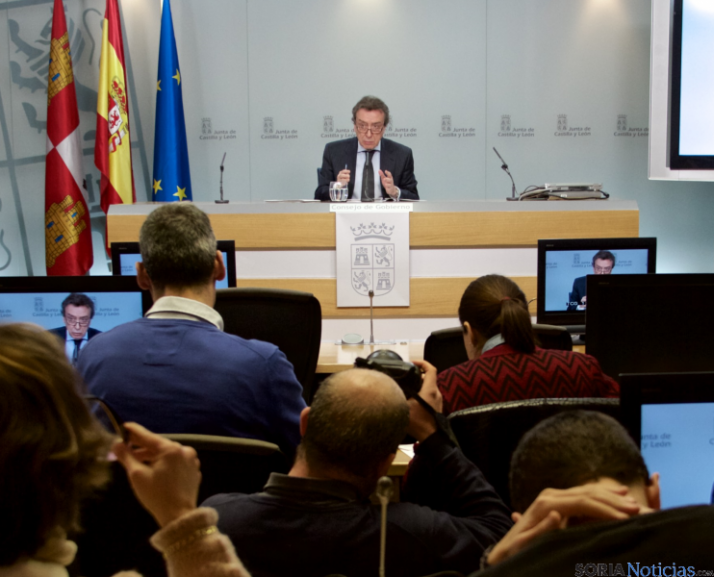 De Santiago-Juárez atiende a los medios tras el Consejo de Gobierno.