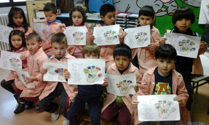 Los pequeños del San José celebran la paz. 