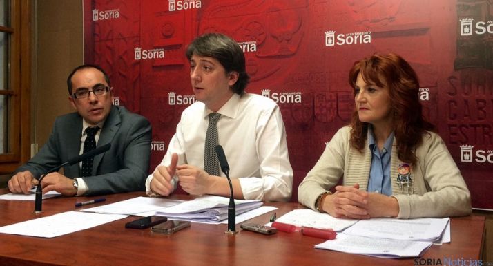 Rey (izda.), Mínguez y Calvo, en la tarde de este lunes en rueda informativa. / Ayto.