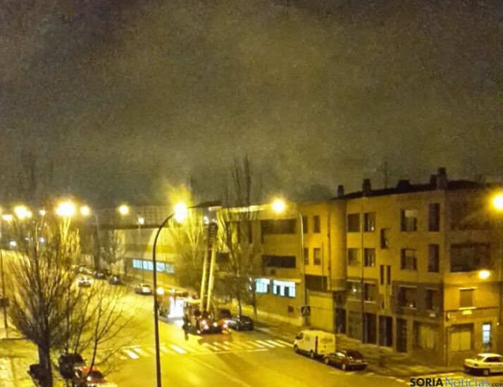 Presencia de los bomberos en la avenida de Valladolid