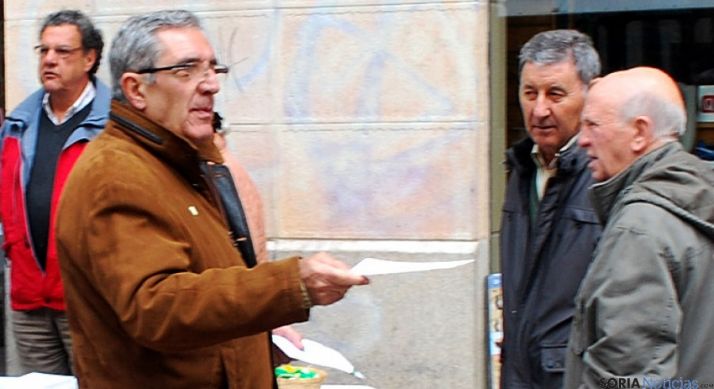 Fernando Ligero (izda.), presidente de la AECC en Soria. / SN