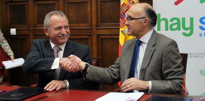 El alcalde de Almazán, José Antonio de Miguel (izda.) con el delegado del Gobierno Ramiro Ruiz. / SN