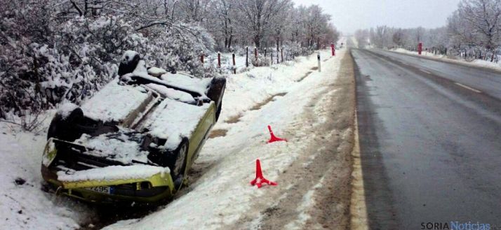 Un coche volcado en las cercanías de Valonsadero, este lunes. / SN