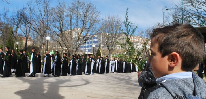 Imagen de la procesión tras bendecir las palmas. / SN