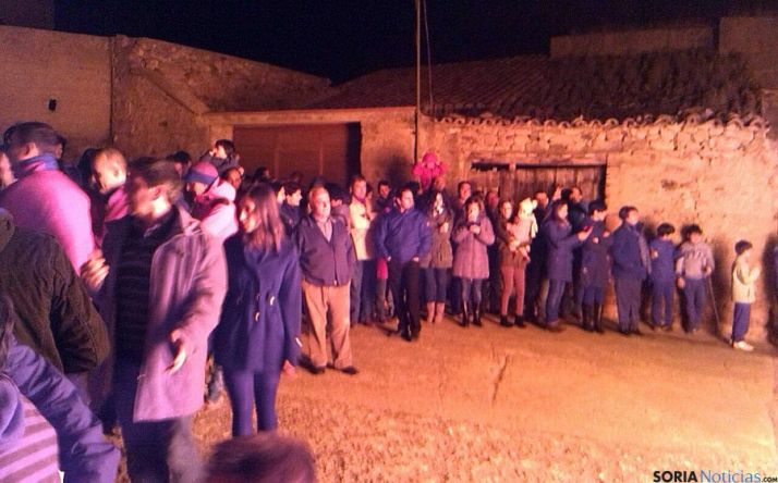 La hoguera prende en el Barrio agredano. / SN