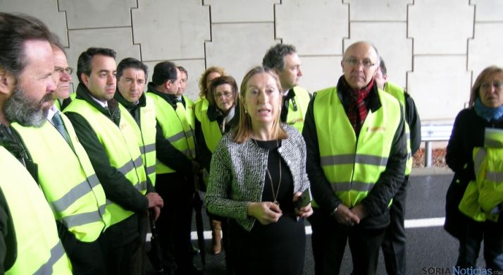Ana Pastor, este martes en su visita a las obras de la A-15. / Subdeleg.