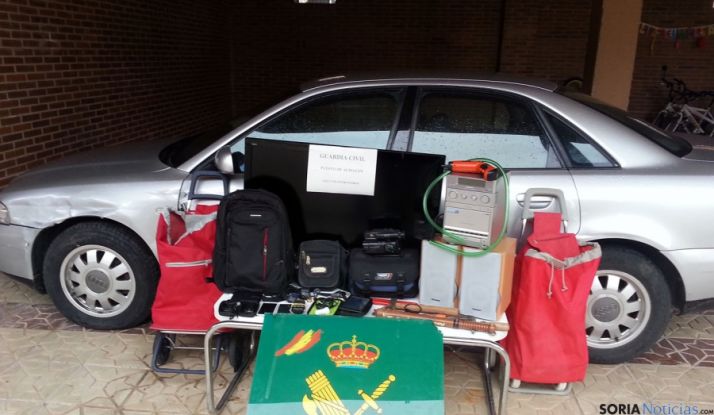 El vehículo y artículos sustraidos. / Sudeleg.