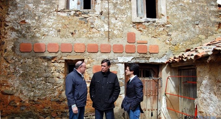 Millán (izda.), Pardo y Cabezón frente a la casa de Bécquer. / Dip