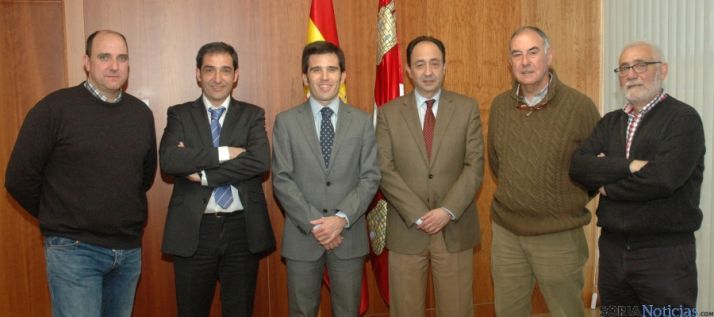 Lahuerta y López (ctro.) con los representantes de Calasanz y San José.
