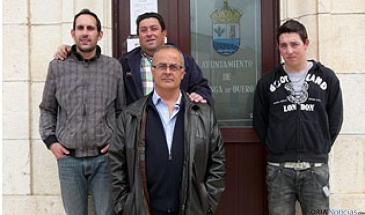 Revilla en primer término, junto con los integrantes de su candidatura.