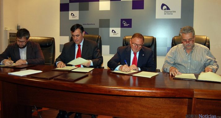 Cabrerizo, (izda.), Pardo, Rubio y Heras en la firma de los convenios. / Dip.