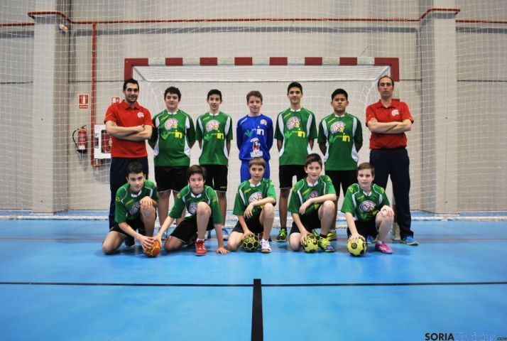 Los equipos, con sus distintas indumentarias. / SN