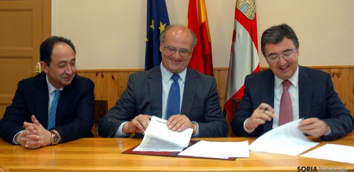 López, (izda.), De Pablo y Marinero, en la firma del convenio. / Jta.