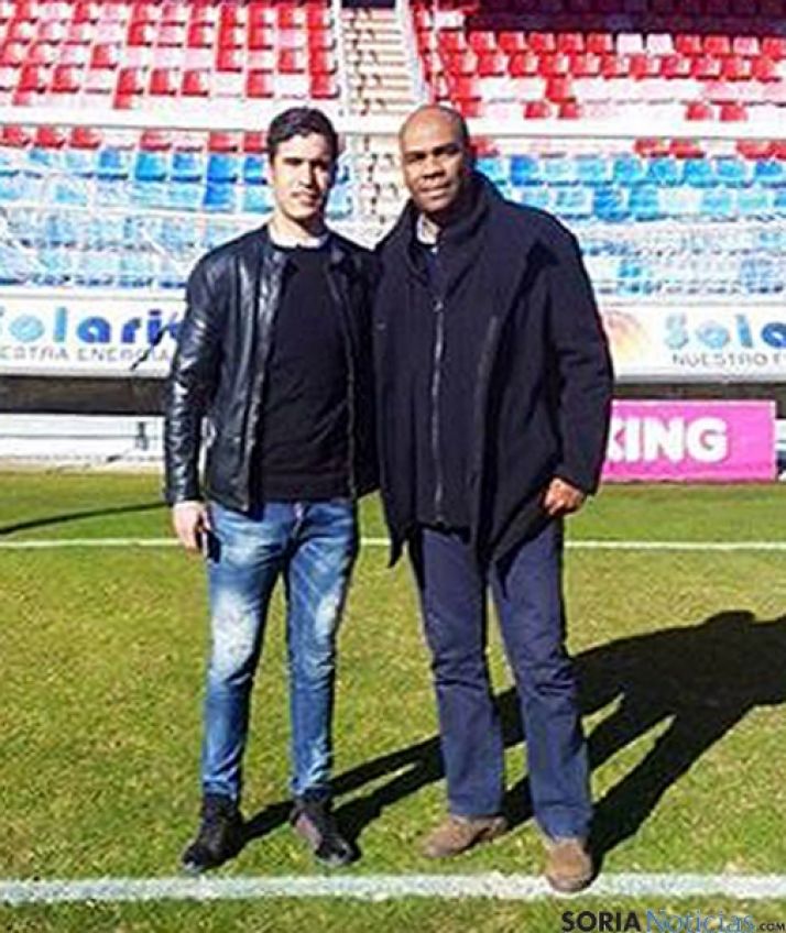 Munir Mohand (izda.) y Rachid Taoussi en el campo de Los Pajaritos este domingo. 