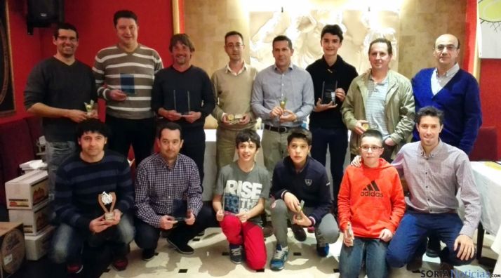 Los ganadores con sus trofeos. 