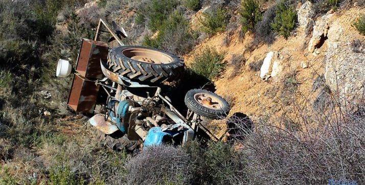 El tractor siniestrado tras el trágico accidente. / SN