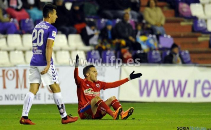 Julio Álvarez se lamenta en una jugada del partido. / LFP