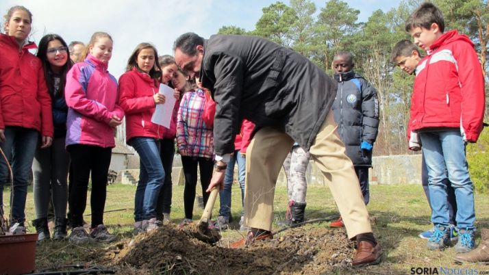 El delegado territorial, Manuel López, colabora en la plantación de especies arbóreas. 