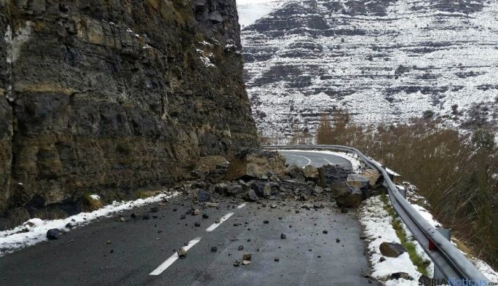 Rocas y piedras invaden la calzada en Villoslada. / SN