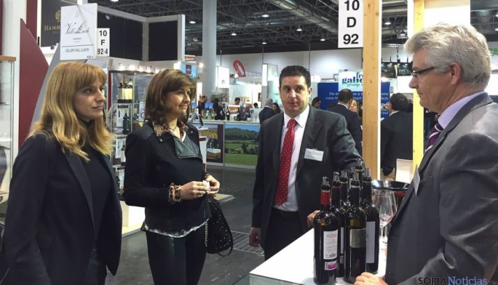 Hernández, (ctro.) en la feria alemana. / Jta.