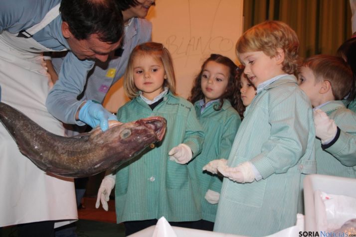 Los niños, en su experiencia con el pescado.